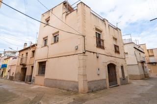 House in Carrer de sabadell 4. Casa de pueblo para entrar a vivir con gran terraza