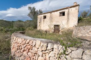 Finca rústica a Rambla felip pedrell 50. Finca rústica con masía en ruinas y una casa de madera, energía