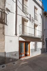 House in Carrer de la misericòrdia 28. Casa de pueblo con 3 pisos y desván