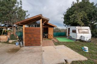 Finca rústica a Ulldecona. Finca rústica con pequeña casa de madera, caravana y bonitas vis