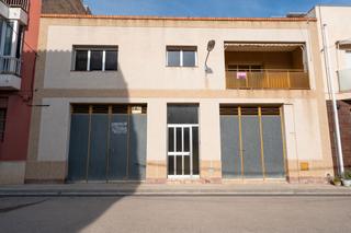 Casa a Carrer alexander fleming 5. Casa de pueblo con gran almacén y terraza