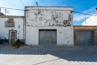 Maison jumelée à Bítem. Almacén que se puede convertir en vivienda
