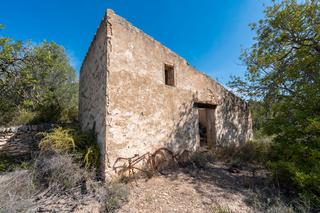 Landgut in Bítem. Finca rústica con una ruina y agua de pozo comunitario