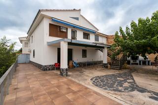 Chalet in Jesús - Els Reguers. Finca de 4000 m2 con casa para reformar, agua y luz