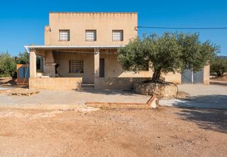 Bauernhof in N-340 1. Gran finca con masía, luz y agua