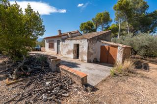 Country house in Vinallop. Pequeña masía para reformar con luz eléctrica
