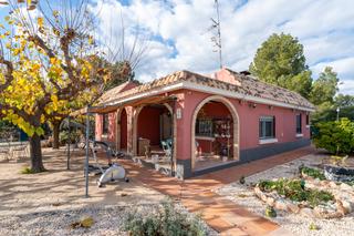 Chalet in N/a. Finca rústica con un xalet y piscina climatizada