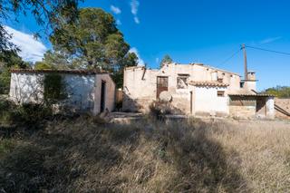 Rural plot in Carrer doctor trueta 18. Finca rústica con una ruina, luz eléctrica y agua potable