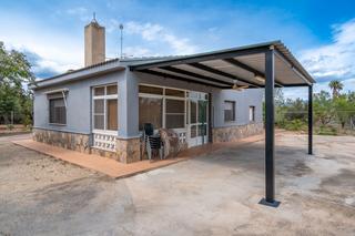 Chalet in Camí del terrer roig 57. Chalet espacioso y confortable en finca con piscina