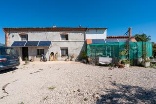 Country house in Carrer de vinallop 19. Finca rústica con masía reformada. agua de pozo comunitario. pis