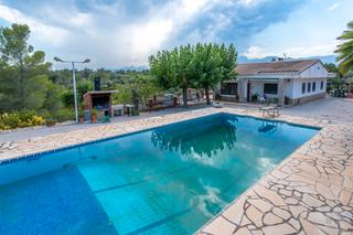 Chalet in Camí vell del cementiri 28. Chalet con piscina cerca de tortosa