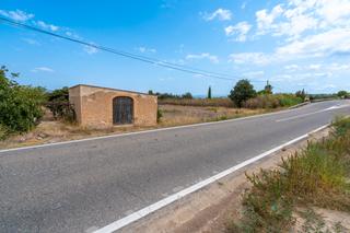 Finca rústica a Ginestar. Finca rústica con casa de campo y agua