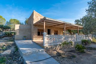 Country house in C-42 9. Casa de campo reformada con agua de riego y luz con paneles sola