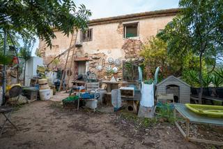 Finca rústica a Camí del lloron de tortosa 28. Finca rústica con masía para reformar. muy cerca de la zona urba