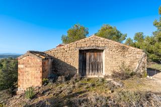 Rural plot in Horta de Sant Joan. Finca rústica con bonitas vistas y una casa de aperos