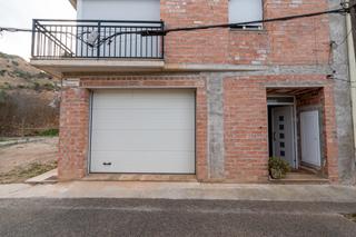 Casa aparellada a Avinguda estació 24. Casa de pueblo para entrar a vivir