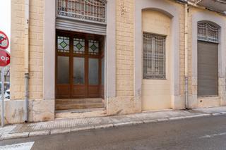 Edifici a Carrer del comerç 27. Gran edificio con 4 plantas y montacargas