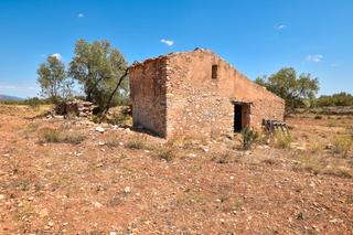 Rural plot in N/a. Finca rústica sin árboles con una casita de campo en ruinas