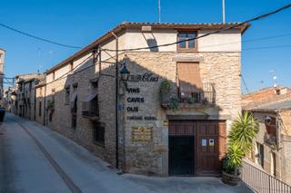 Casa a Carrer onze de setembre 8. Casa de pueblo con historia