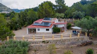 Masía en Camí de la colada mayor 1. Casa en la montaña con excelentes vistas para entrar a vivir