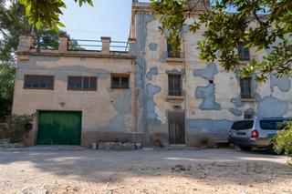 Masia a Cam de l'ardiaca 106. Gran masa y almacenes cerca de tortosa