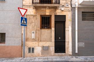 Casa adossada a Avinguda molins d'en comte 65. Casa de pueblo con muchas escaleras. lista para entrar a vivir.