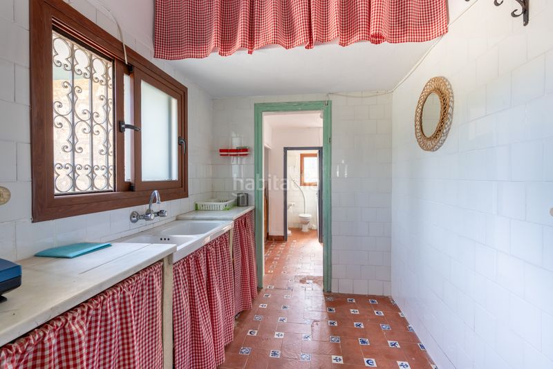 Foto 0412ccda-0750-46fd-a680-007457e33722. Masia amb xemeneia aparcament a Enguera