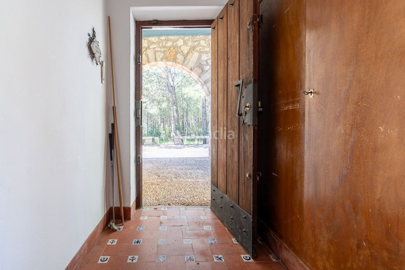 Foto 0ce25f5a-eb1f-4269-8667-2a0ff640c321. Masia amb xemeneia aparcament a Enguera