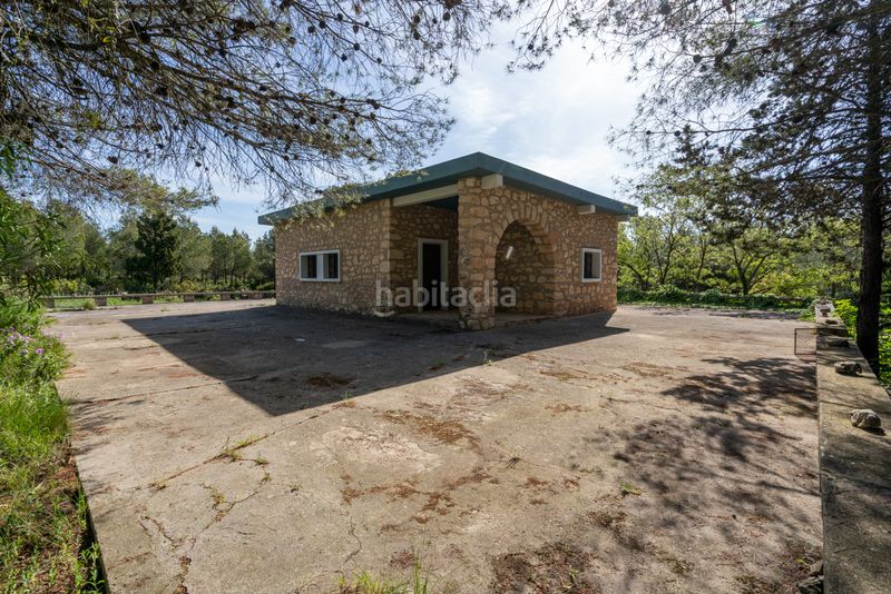 Foto 0f945c27-9ce5-4153-b8de-dbb90f27be88. Masia amb xemeneia aparcament a Enguera