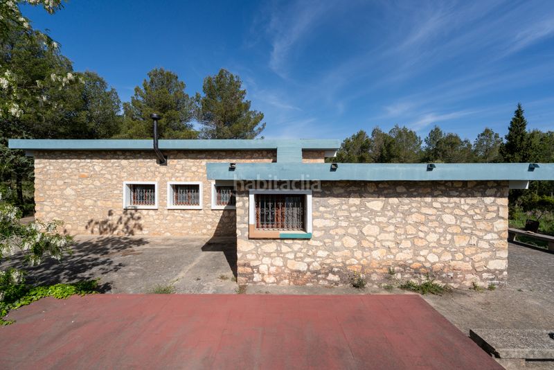 Foto 1036fc5a-999b-4da5-a9e4-e099decc9fb4. Masia amb xemeneia aparcament a Enguera