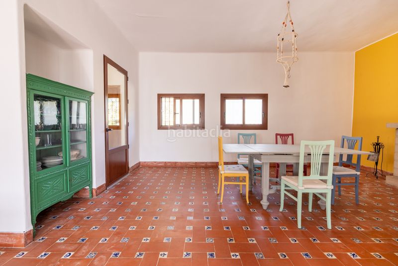 Foto 1100c181-1726-45b7-976d-39e12e4fd570. Masia amb xemeneia aparcament a Enguera