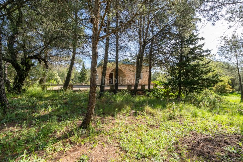 Foto 1ef2413d-9e04-4b78-b431-a51f43f81d9f. Masia amb xemeneia aparcament a Enguera