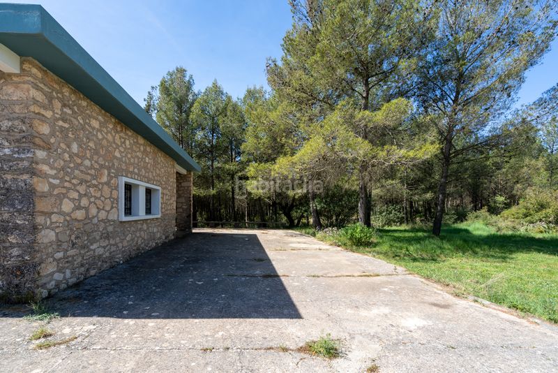 Foto 29db0679-3717-4013-87a1-88ee16c471ec. Masia amb xemeneia aparcament a Enguera