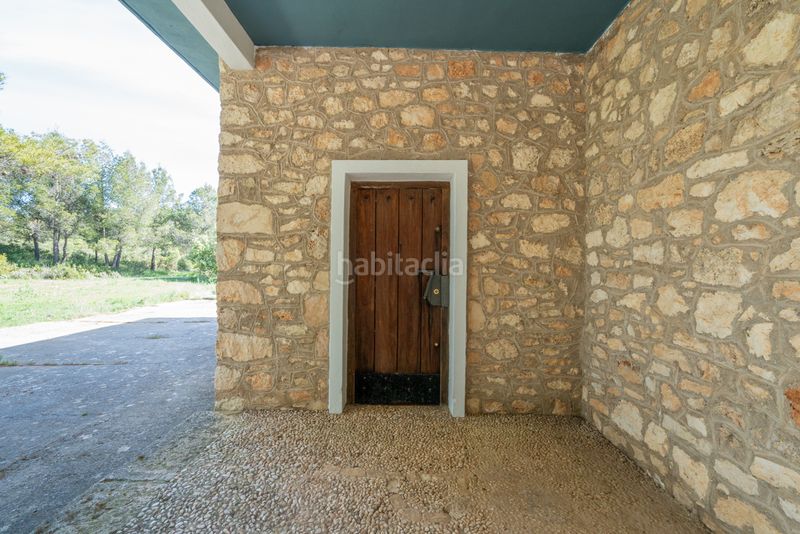 Foto 2fcf23e2-191a-441a-b61b-bcdcf8b83ec7. Masia amb xemeneia aparcament a Enguera