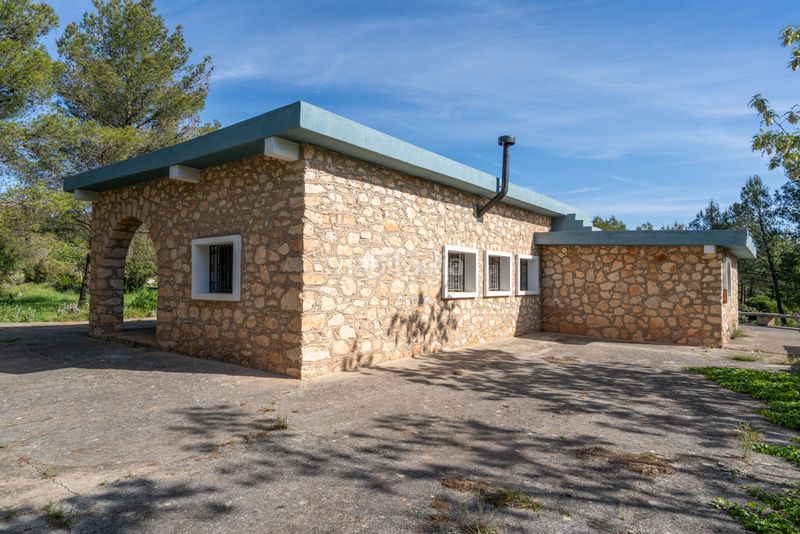 Foto 33946758-408e-424e-a386-95f6a436e264. Masia amb xemeneia aparcament a Enguera