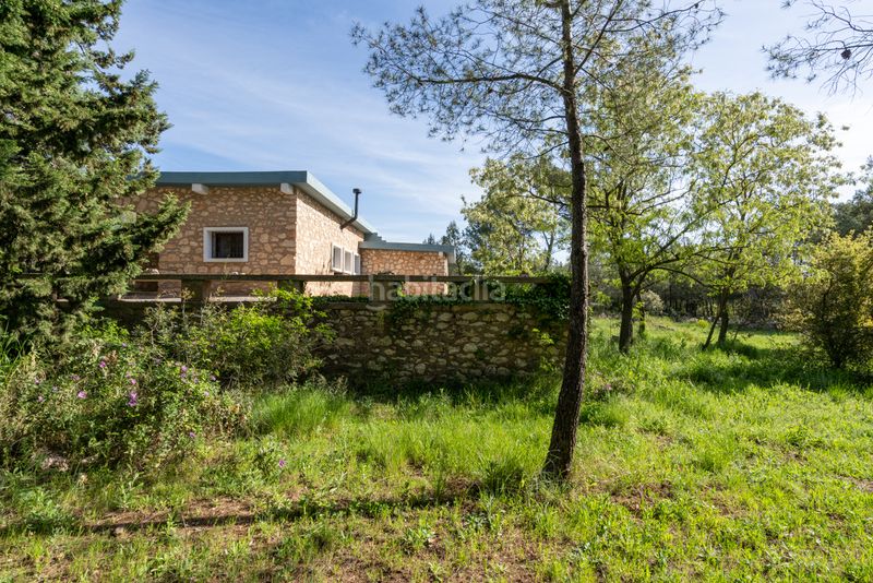 Foto 48e759ee-1a9d-45a2-9ccb-4c0d40982bf7. Masia amb xemeneia aparcament a Enguera