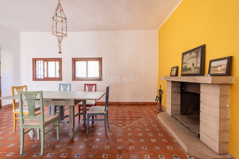 Foto 4af11a24-4c43-46d0-9f70-bec0b6f20c45. Masia amb xemeneia aparcament a Enguera