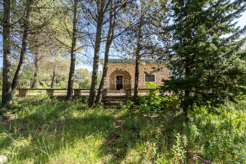 Foto 4c10bb57-f51a-403e-a1af-a6d75f2f9224. Masia amb xemeneia aparcament a Enguera