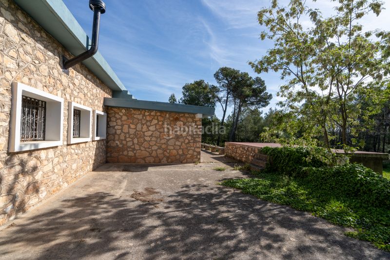 Foto 4cb2c431-e1f2-41c2-a01f-76d6c506a6fb. Masia amb xemeneia aparcament a Enguera