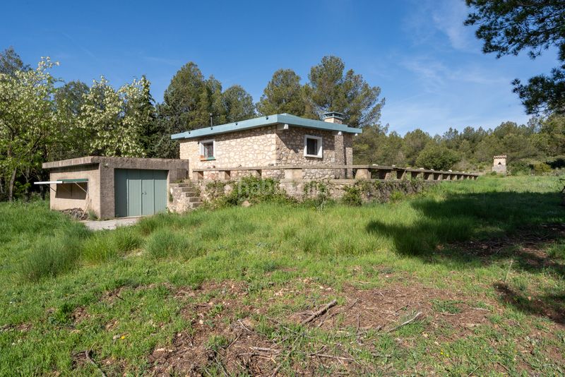 Foto 54c6f039-0c6d-4909-b5a8-a47f0b30aa68. Masia amb xemeneia aparcament a Enguera