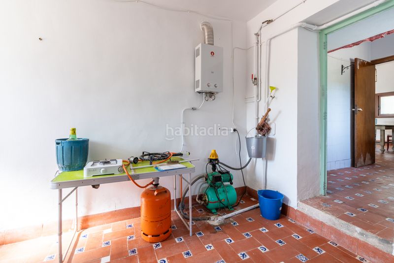 Foto 5a1a9451-fa1e-4ff1-92c9-af00bbe7f9aa. Masia amb xemeneia aparcament a Enguera