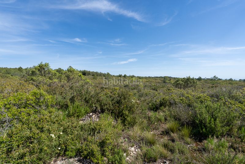 Foto 63009721-07c3-43d3-9bfd-25155eba995d. Masia amb xemeneia aparcament a Enguera