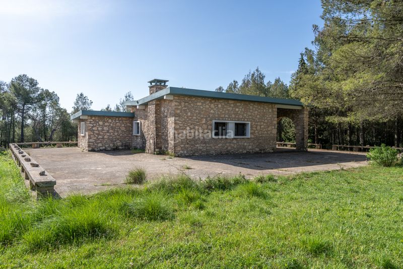 Foto 71521186-a3ea-4db9-a597-c54ff773b188. Masia amb xemeneia aparcament a Enguera