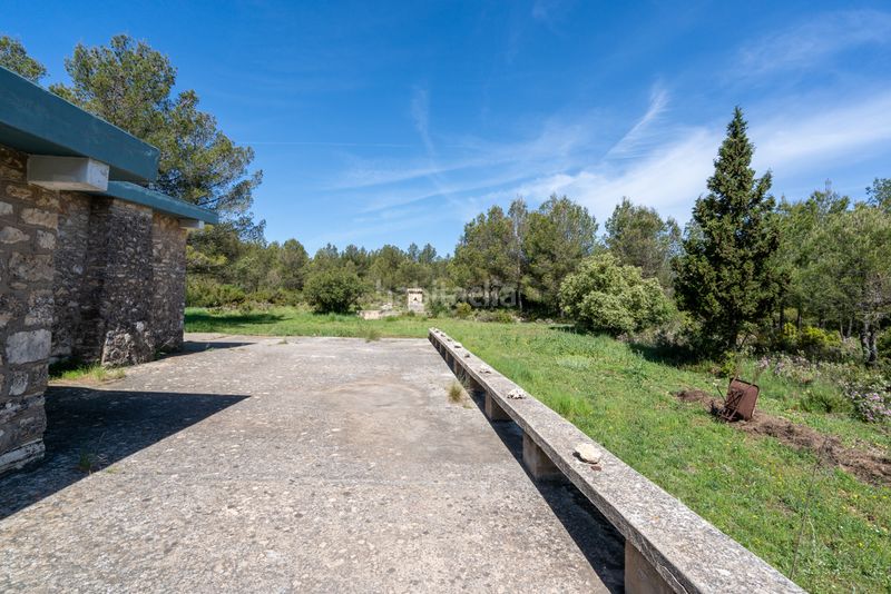 Foto 82b39b43-5457-4624-bb78-11532bde8710. Masia amb xemeneia aparcament a Enguera