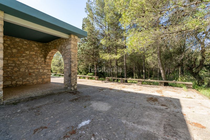 Foto 9352650a-21a7-468e-8afe-8f24fde56f87. Masia amb xemeneia aparcament a Enguera