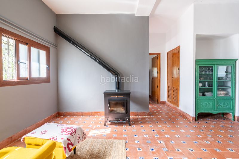 Foto 961e095c-1d98-44e9-b126-1f2bb204a804. Masia amb xemeneia aparcament a Enguera