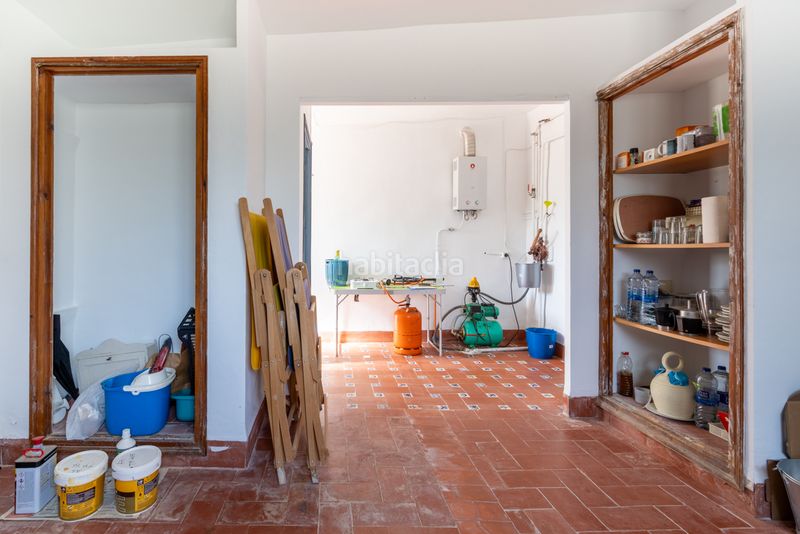 Foto 97a72ed5-cd82-4053-936c-a876d4470cd2. Masia amb xemeneia aparcament a Enguera