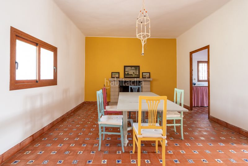 Foto a913527d-38df-4b47-b52f-94e4463c6869. Masia amb xemeneia aparcament a Enguera