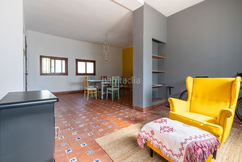 Foto b429d947-e022-44bb-8d4b-3ca04a821faa. Masia amb xemeneia aparcament a Enguera