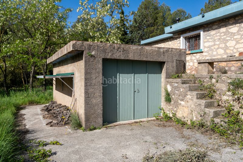 Foto b721ee65-5aab-419b-89fb-a55bc34c46a5. Masia amb xemeneia aparcament a Enguera